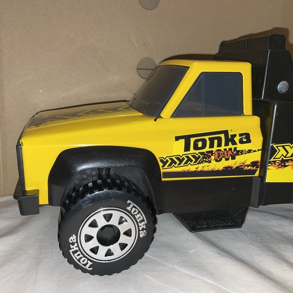 NICE 2020 Tonka Road Service Wrecker Tow Truck Yellow Metal & Plastic Toy - Picture 4 of 12